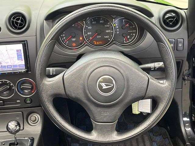 インテリアに合わせたデザインのステアリングは、運転される方のことも考え、運転しやすい形状、大きさです。是非一度、実際に触ってお確かめください。