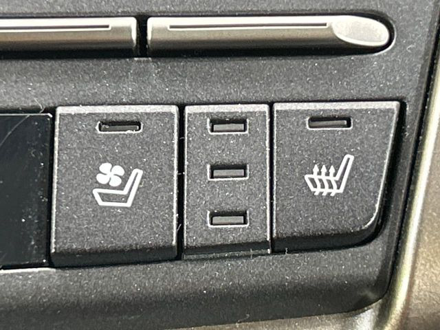 【シートヒーター&ベンチレーション】夏場は涼しい風でお尻や背中の熱やムレを防ぎ、冬はエアコンよりも早く温まってポカポカに!季節を問わず快適に過ごせます。