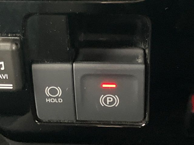 【電動パーキングブレーキ】パーキングブレーキは便利な電動式!ボタン一つで操作でき、アクセルを踏めば自動で解除されます♪レバーやペダルが無いので運転席廻りもすっきりしますね♪