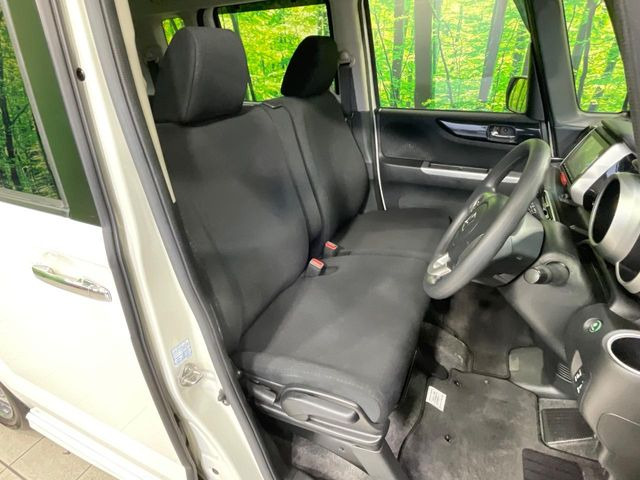 運転席まわりには十分なスペースがあり、大柄な方でもゆったり運転していただける環境です。
