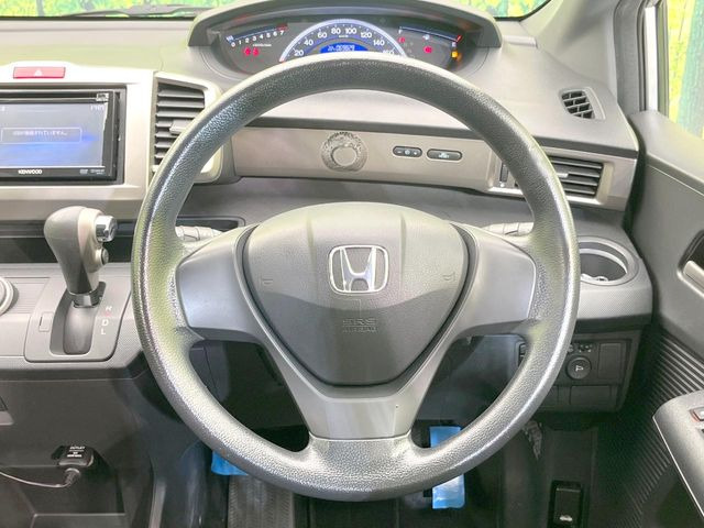 �C���e���A�ɍ��킹���f�U�C���̃X�e�A�����O�́A�^�]�������̂��Ƃ��l���A�^�]���₷���`��A�傫���ł��B�����x�A���ۂɐG���Ă��m���߂��������B