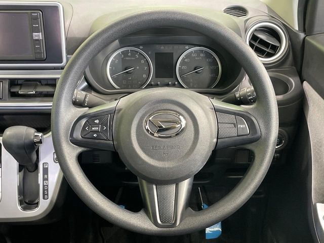 インテリアに合わせたデザインのステアリングは、運転される方のことも考え、運転しやすい形状、大きさです。是非一度、実際に触ってお確かめください。