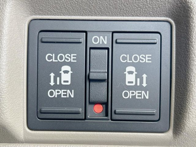 【両側パワースライドドア】スマートキーや運転席のスイッチで後席両側スライドドアの開閉が可能♪電動だから力を入れてドアを開ける必要が無く、小さなお子様でも簡単に開け閉めでき快適です♪