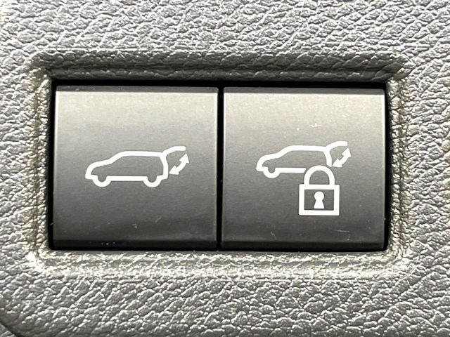 【パワーバックドア】スマートキーや運転席のボタンを押すだけでリアゲートが自動で開閉します!荷物を持っている時や、高い位置にあるバックドアを閉める際に便利な機能です♪