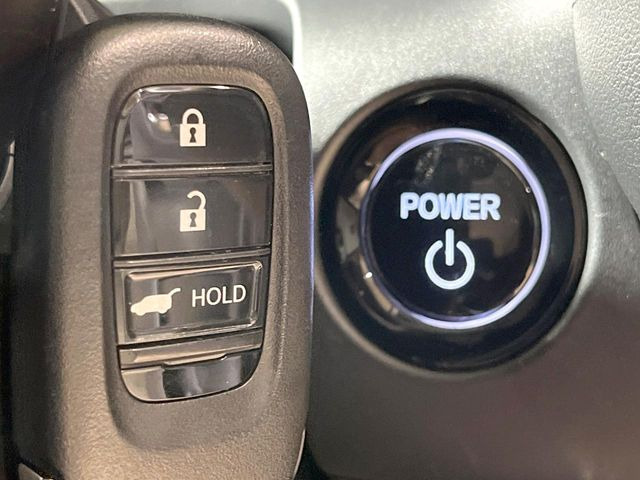 �yHonda�X�}�[�g�L�[�z�J�o����|�P�b�g�ɓ��ꂽ�܂܂ł��h�A�̎{���E�������\�ȃX�}�[�g�L�[�𑕔��B�G���W���̃I���E�I�t�����J�M�����o���K�v����������Ƃ��Ă��֗��ł���