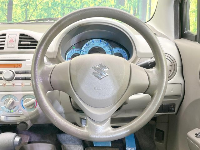 �C���e���A�ɍ��킹���f�U�C���̃X�e�A�����O�́A�^�]�������̂��Ƃ��l���A�^�]���₷���`��A�傫���ł��B�����x�A���ۂɐG���Ă��m���߂��������B