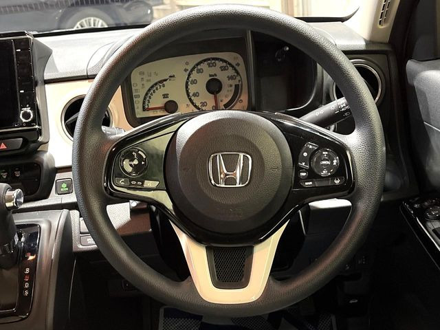 インテリアに合わせたデザインのステアリングは、運転される方のことも考え、運転しやすい形状、大きさです。是非一度、実際に触ってお確かめください。