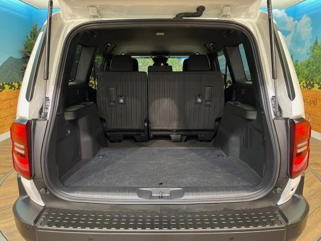 普段のお買い物や通勤、送迎等に十分な荷室スペースを確保しております。セカンドシートを倒すと、大きな荷物の積載も可能です♪