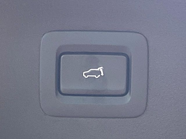 【パワーバックドア】スマートキーや運転席のボタンを押すだけでリアゲートが自動で開閉します!荷物を持っている時や、高い位置にあるバックドアを閉める際に便利な機能です♪