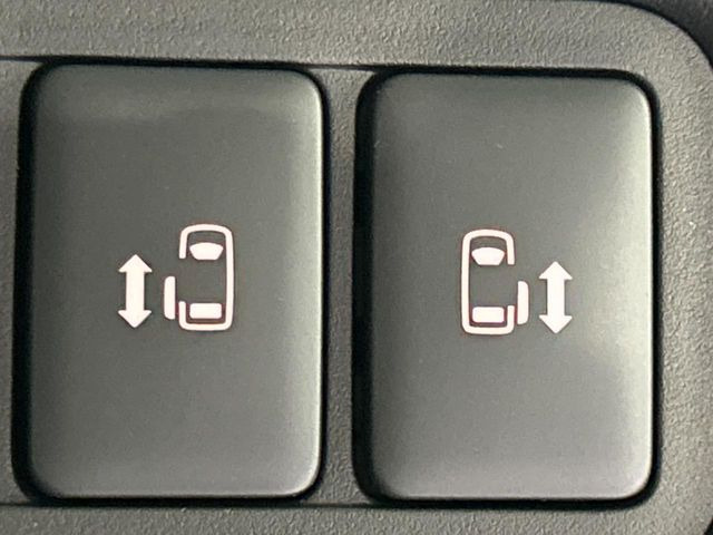 【両側パワースライドドア】スマートキーや運転席のスイッチで後席両側スライドドアの開閉が可能♪電動だから力を入れてドアを開ける必要が無く、小さなお子様でも簡単に開け閉めでき快適です♪