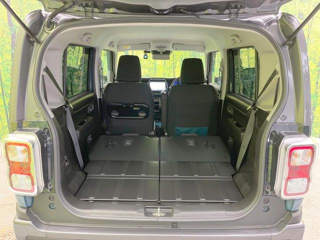 積み下ろしのしやすいデッキにはたっぷりと荷物を積み込んでいただけます。遊びから仕事まで、様々なシーンで頼れます♪