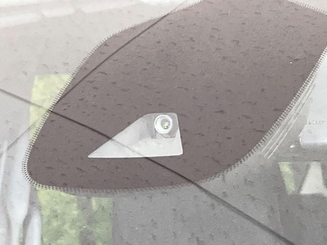 【エマージェンシーブレーキ】走行中に前方の車両等を認識し、衝突しそうな時は警報とブレーキで衝突回避と被害軽減をアシスト。より安全にドライブをお楽しみいただけます。