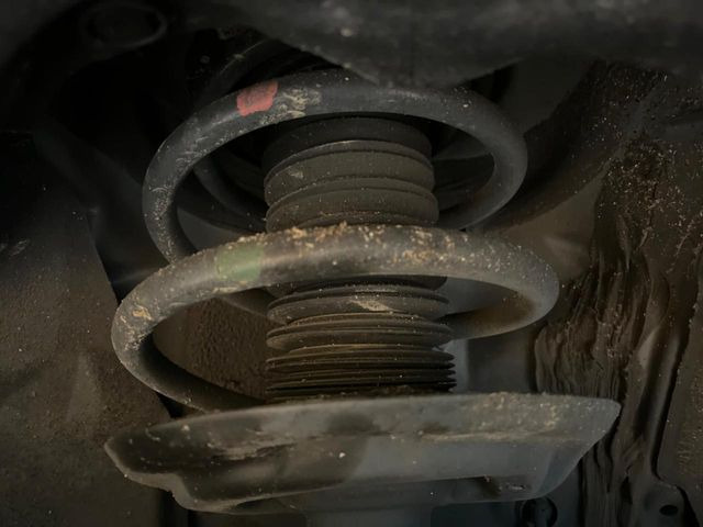 お車を安心してお乗りいただく為には、足回りの定期点検が欠かせません。サービスサポート(有償保証)では無料点検もご提供しており、安心のカーライフをお過ごしいただけるサポート体制が整っています。