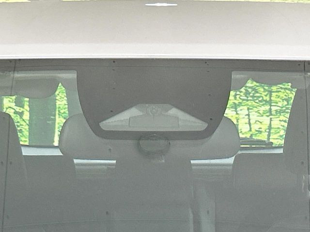 【ホンダセンシング】走行中に前方の車両等を認識し、衝突しそうな時は警報とブレーキで衝突回避と被害軽減をアシスト。より安全にドライブをお楽しみいただけます。