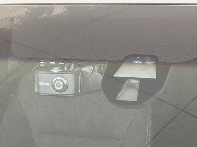 【シティブレーキアクティブシステム】低速走行中に前方の車両等を認識し、衝突しそうな時は警報とブレーキで衝突回避と被害軽減をアシスト。より安全にドライブをお楽しみいただけます。