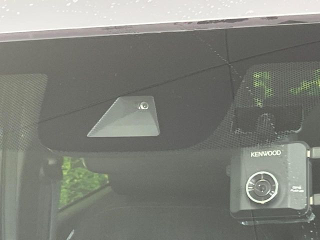 【ホンダセンシング】走行中に前方の車両等を認識し、衝突しそうな時は警報とブレーキで衝突回避と被害軽減をアシスト。より安全にドライブをお楽しみいただけます。