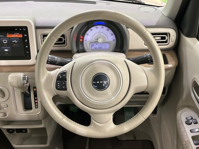 �C���e���A�ɍ��킹���f�U�C���̃X�e�A�����O�́A�^�]�������̂��Ƃ��l���A�^�]���₷���`��A�傫���ł��B�����x�A���ۂɐG���Ă��m���߂��������B