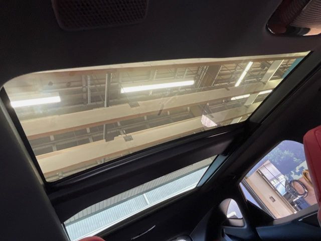 【大型サンルーフ】車内の解放感が一気に上がる大型のパノラマルーフ!季節を問わず開放的で快適なドライブをお楽しみいただけます。流通量も少なく希少価値の高い人気の装備です♪
