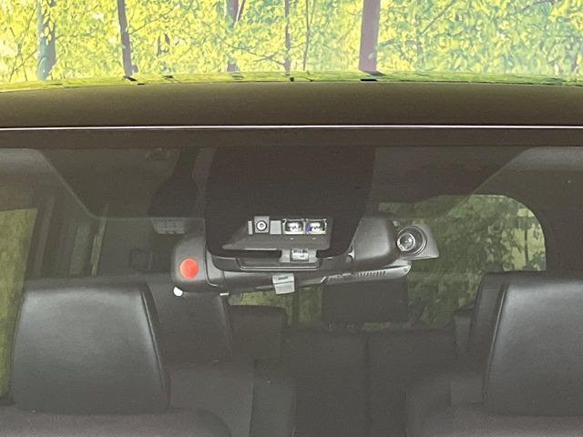 【トヨタセーフティセンス】走行中に前方の車両等を認識し、衝突しそうな時は警報とブレーキで衝突回避と被害軽減をアシスト。より安全にドライブをお楽しみいただけます。