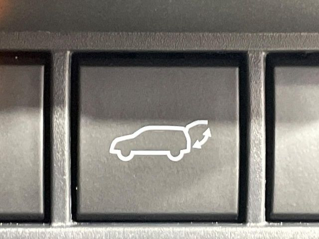 【パワーバックドア】スマートキーや運転席のボタンを押すだけでリアゲートが自動で開閉します!荷物を持っている時や、高い位置にあるバックドアを閉める際に便利な機能です♪