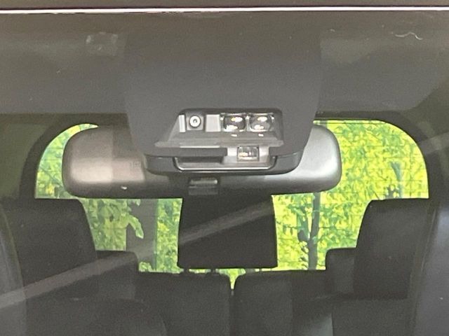 【トヨタセーフティセンス】走行中に前方の車両等を認識し、衝突しそうな時は警報とブレーキで衝突回避と被害軽減をアシスト。より安全にドライブをお楽しみいただけます。