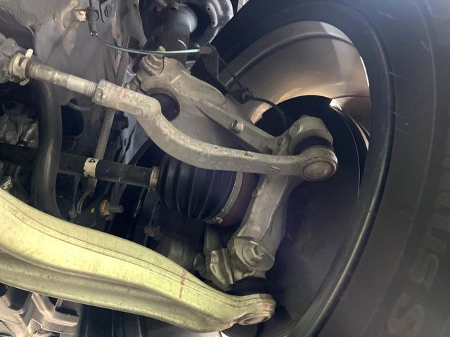 お車を安心してお乗りいただく為には、足回りの定期点検が欠かせません。サービスサポート(有償保証)では無料点検もご提供しており、安心のカーライフをお過ごしいただけるサポート体制が整っています。