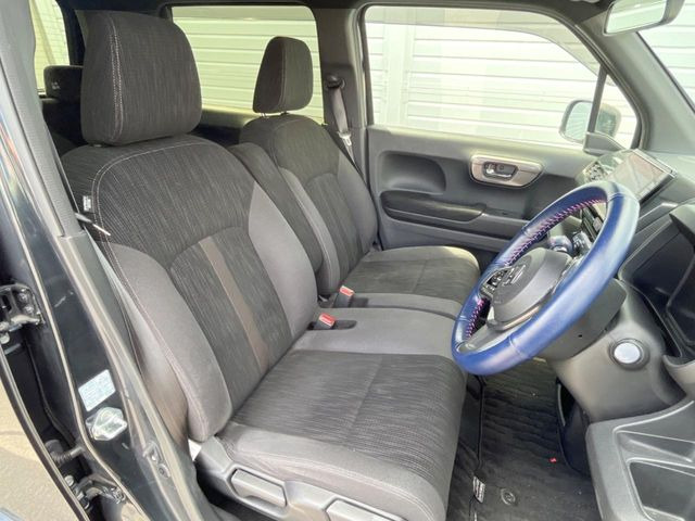 運転席シート廻りは使用感も少なく、良好な状態となっています。丁寧に使われていたことがよくわかりますね。