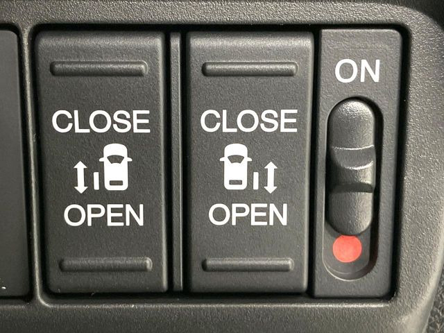 【両側パワースライドドア】スマートキーや運転席のスイッチで後席両側スライドドアの開閉が可能♪電動だから力を入れてドアを開ける必要が無く、小さなお子様でも簡単に開け閉めでき快適です♪