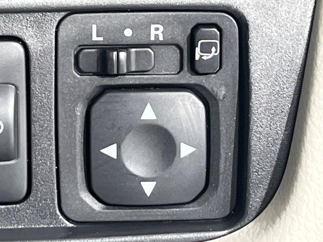 【電動格納ミラー】サイドミラーは電動格納式となっており、狭い駐車場でもキズがつくリスクを抑えられます。