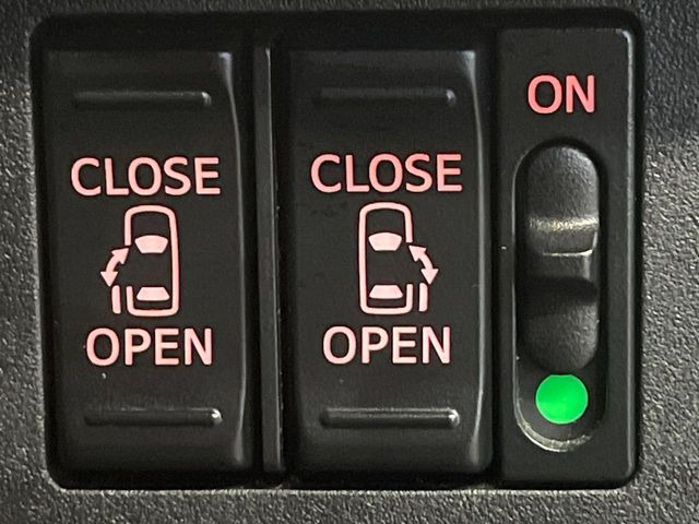 【両側パワースライドドア】スマートキーや運転席のスイッチで後席両側スライドドアの開閉が可能♪電動だから力を入れてドアを開ける必要が無く、小さなお子様でも簡単に開け閉めでき快適です♪