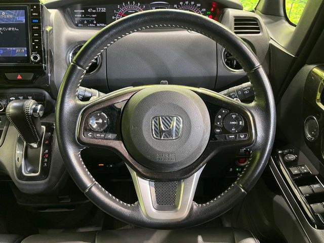 【純正革巻きステアリング】上質な革を使用することで、手にしっかり馴染みとても運転しやすいハンドルです♪