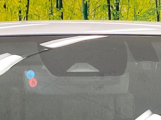 【トヨタセーフティセンス】走行中に前方の車両等を認識し、衝突しそうな時は警報とブレーキで衝突回避と被害軽減をアシスト。より安全にドライブをお楽しみいただけます。