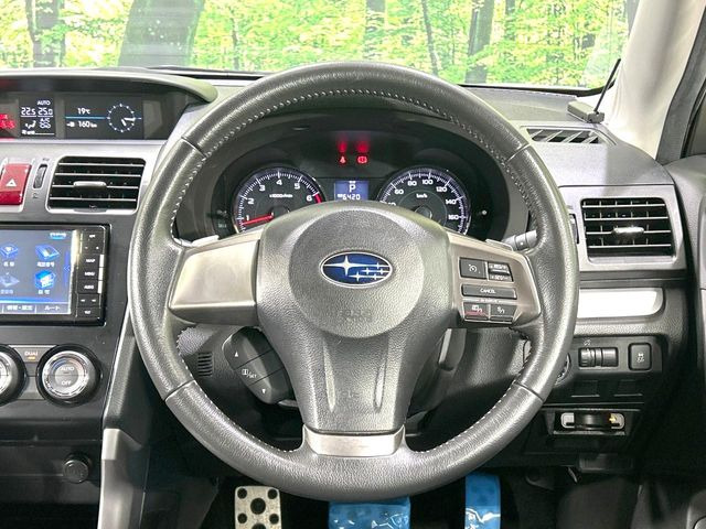 【クルーズコントロール】高速道路もラクラク走行。アクセルを離しても一定速度で走行ができ、長距離運転時の負担を軽減!加速・減速も簡単なスイッチ操作で調整できます。