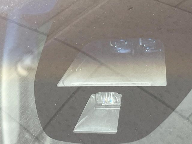 【ホンダセンシング】走行中に前方の車両等を認識し、衝突しそうな時は警報とブレーキで衝突回避と被害軽減をアシスト。より安全にドライブをお楽しみいただけます。