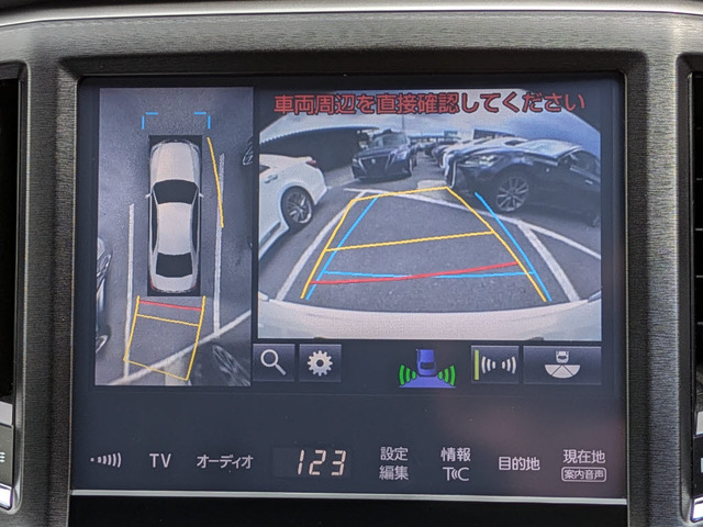 パノラミックビューモニターを装備!上から車両を見下ろしたような映像をナビ画面に表示できます。車両前後左右に搭載した4つのカメラ映像を継ぎ目なく合成!目視では見えない部分もリアルタイムで見れます。