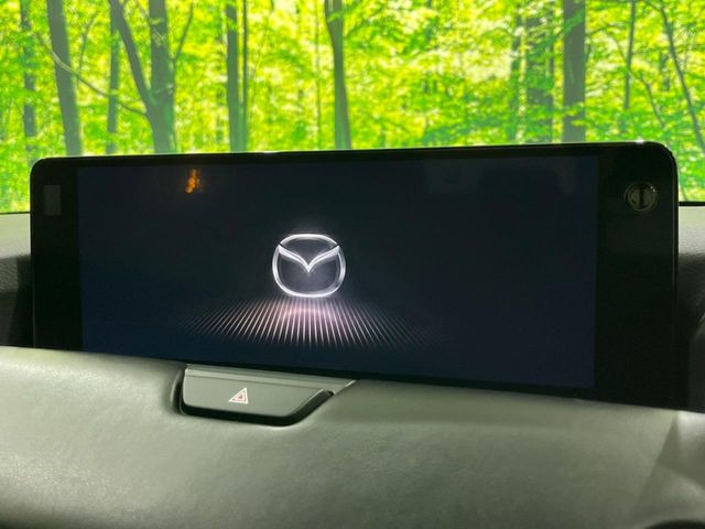 【12.3インチマツダコネクト】車内の雰囲気にマッチした大型ディスプレイ。スマホ接続でのナビ使用やBluetooth再生等、様々な機能が楽しめます。直感的なダイヤル操作が可能で、使い勝手も良好です。