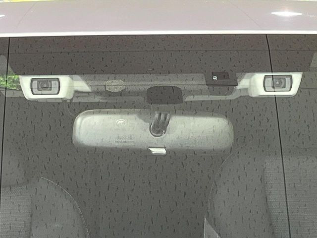 【アイサイトVer3】前方の車両等を検知し、衝突しそうな時は警報で注意を促し、ブレーキを踏む力をサポート。ブレーキを踏めなかった場合は衝突被害軽減ブレーキが作動、衝突回避をサポートします。