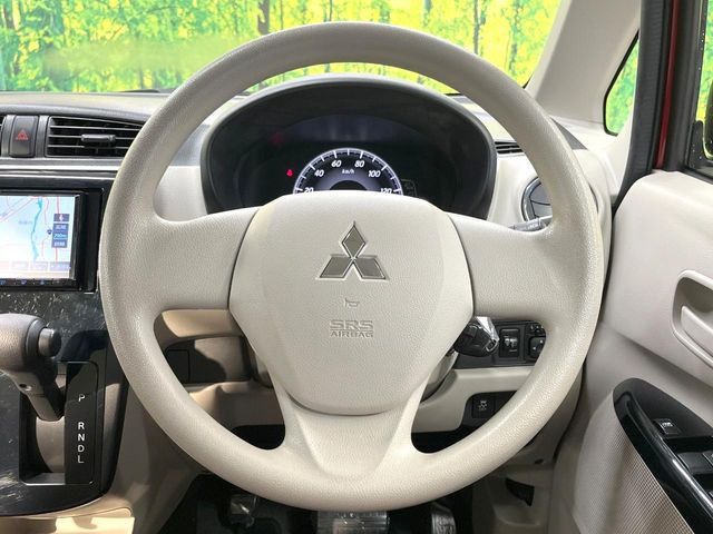 インテリアに合わせたデザインのステアリングは、運転される方のことも考え、運転しやすい形状、大きさです。是非一度、実際に触ってお確かめください。