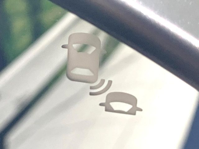 【ブラインドスポットインフォメーション】走行中、ドアミラーの死角になりやすい箇所に後続車が接近するとサイドミラー付近に警告を表示、ドライバーに注意喚起をしてくれます。