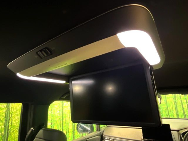【15.6型フリップダウン】大画面モニターで後席でもエンタメをお楽しみいただけます。家族や友人とお出かけする機会が多い方に大人気です♪