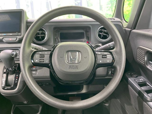 インテリアに合わせたデザインのステアリングは、運転される方のことも考え、運転しやすい形状、大きさです。是非一度、実際に触ってお確かめください。