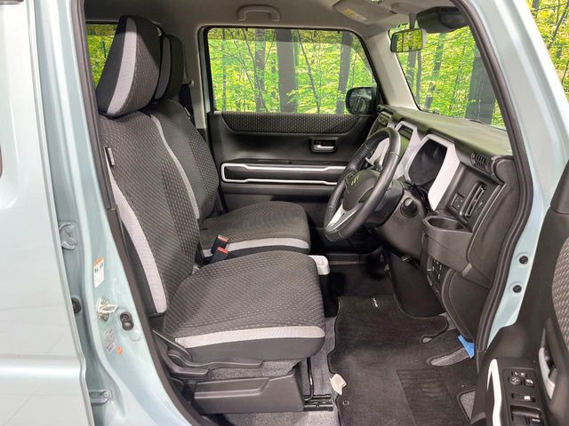 運転席まわりには十分なスペースがあり、大柄な方でもゆったり運転していただける環境です。