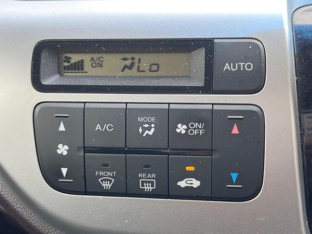 【オートエアコン】一度お好みの温度に設定すれば、車内の温度を検知し風量や温度を自動で調整。暑い&hellip;寒い&hellip;と何度もスイッチ操作をする必要はありません。快適な車内空間には必須の機能ですね♪
