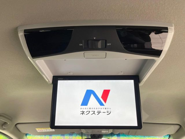 【後席モニター】家族や友人とお出かけする機会が多い方に大人気の後席モニターを装備!見やすい位置に画面がありテレビやDVDの視聴も快適!友達もお子様も、後席にしか乗らなくなるかも??