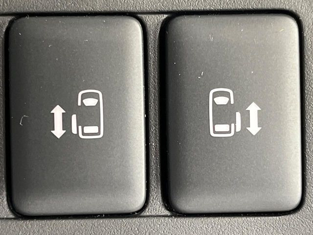 【両側パワースライドドア】スマートキーや運転席のスイッチで後席両側スライドドアの開閉が可能♪電動だから力を入れてドアを開ける必要が無く、小さなお子様でも簡単に開け閉めでき快適です♪