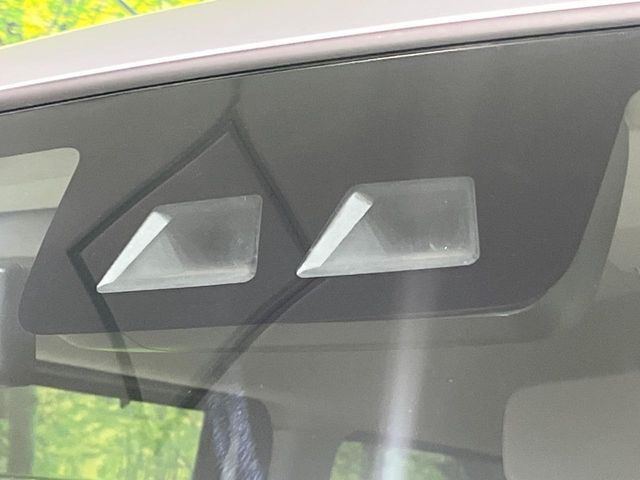 【スマートアシスト】走行中に前方の車両等を認識し、衝突しそうな時は警報とブレーキで衝突回避と被害軽減をアシスト。より安全にドライブをお楽しみいただけます。