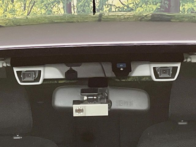 【アイサイトVer2】前方の車両等を検知し、衝突しそうな時は警報で注意を促し、ブレーキを踏む力をサポート。ブレーキを踏めなかった場合は衝突被害軽減ブレーキが作動、衝突回避をサポートします。