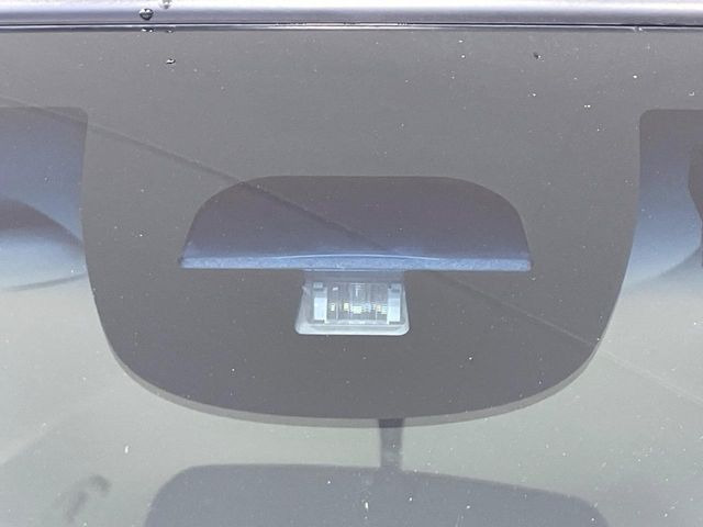 【シティブレーキアクティブシステム】低速走行中に前方の車両等を認識し、衝突しそうな時は警報とブレーキで衝突回避と被害軽減をアシスト。より安全にドライブをお楽しみいただけます。