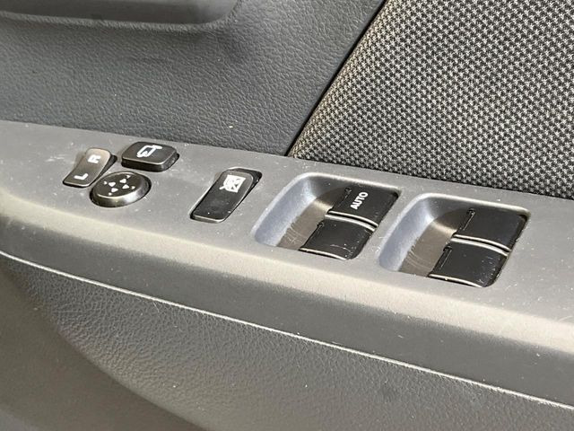 【電動格納ミラー】サイドミラーは電動格納式となっており、狭い駐車場でもキズがつくリスクを抑えられます。