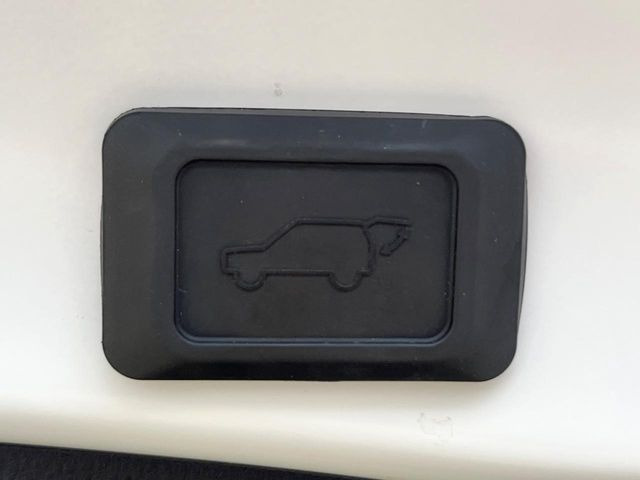 【パワーバックドア】スマートキーや運転席のボタンを押すだけでリアゲートが自動で開閉します!荷物を持っている時や、高い位置にあるバックドアを閉める際に便利な機能です♪